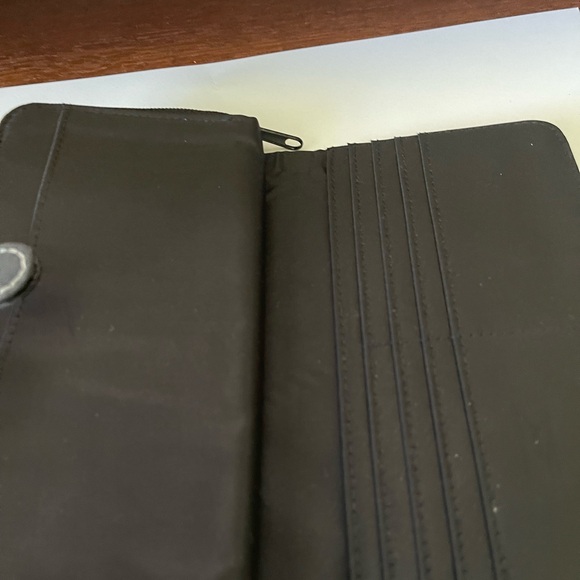 New no tag Linda Dano nylon wallet, lots of credit card slots and other storage - Picture 3 of 3